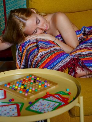 Голая блондинка трахает пизду пальцами