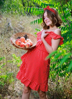 Развратная куколка встала раком на природе
