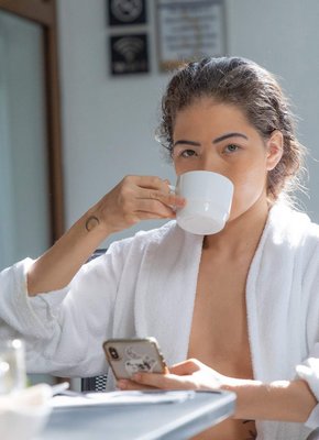 Голая телка выпячивает темную пизду на камеру