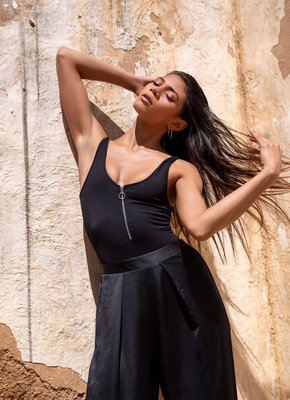 Брюнетка в купальнике оголила маленькие титьки