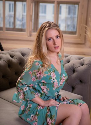 Нежная девица снимает короткий халатик