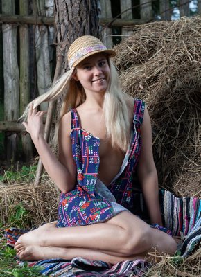 Деревенская девка позирует на сеновале