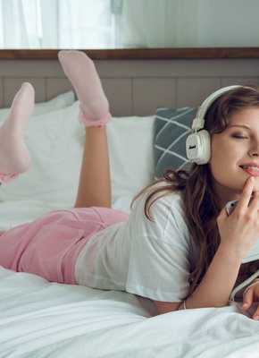 Девица с брекетами разделась в постели