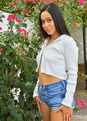 Извращенка сняла трусы и вставила в пизду огурец