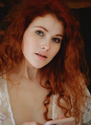 Нежная рыжая красавица ласкает розовую киску