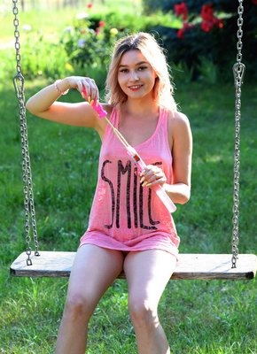 Голая блондинка в парке без трусов