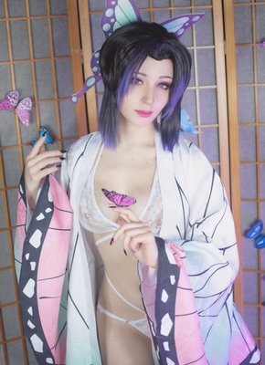 Фантастическая гейша в чулках раздевается до гола