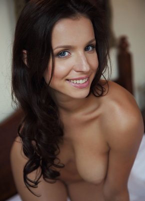 Раздетая обаятельная девушка валяется на кровати