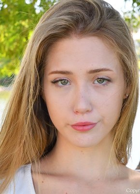 Худышка в шортах показала подкаченную попку на улице