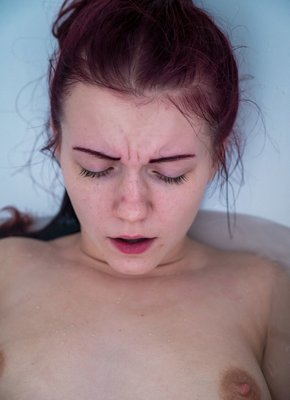 Напилась и ласкает письку в ванной с водой