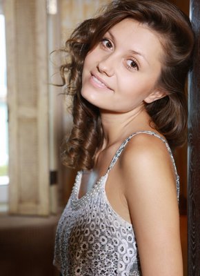 Скромная молодая девица скинула платье у себя дома