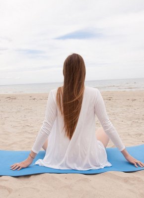 Молодая девка без трусиков занялась йогой на пляже