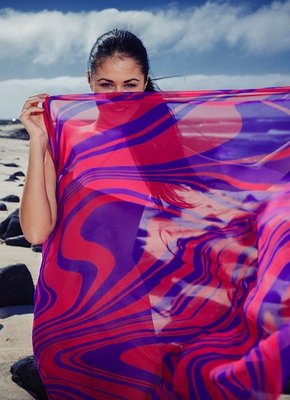 Игривая брюнетка нежится на пляже