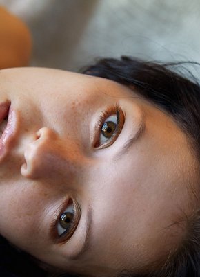 Брюнетка в рубашке и туфлях засветила бритую письку