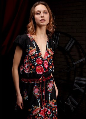 Голая модель с миниатюрными сиськами и бритой писькой