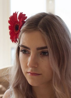 Молодая девка в кружевных трусиках и гетрах в постели