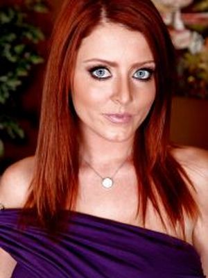 Большеглазая Sophie Dee с огненными волосами